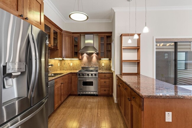 Building Photo - 2 Bed, 2 Bath, 2 Car Parking - Stunning Co...