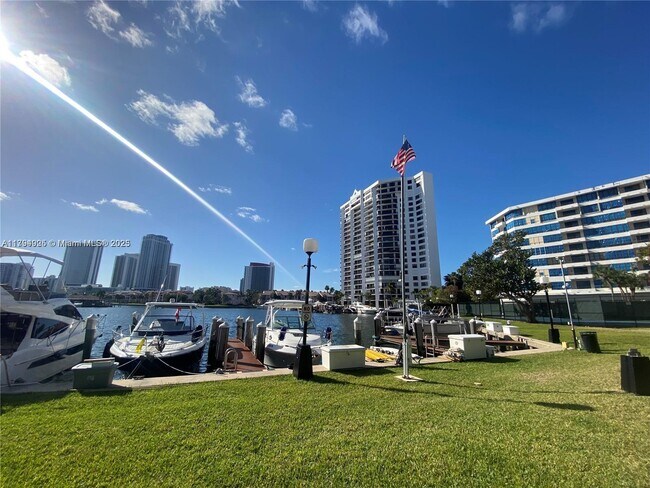 Building Photo - 2500 Parkview Dr