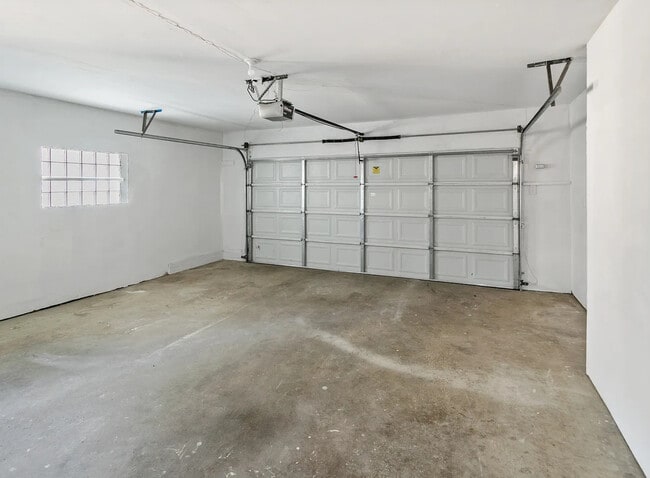 Building Photo - 936 E 170th St