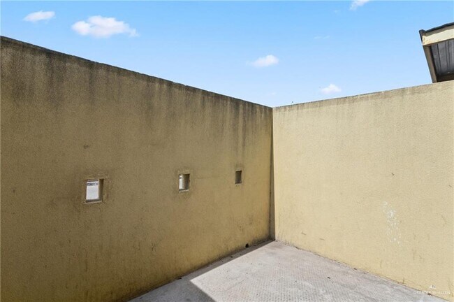 Building Photo - 1201 E Daffodil Ave