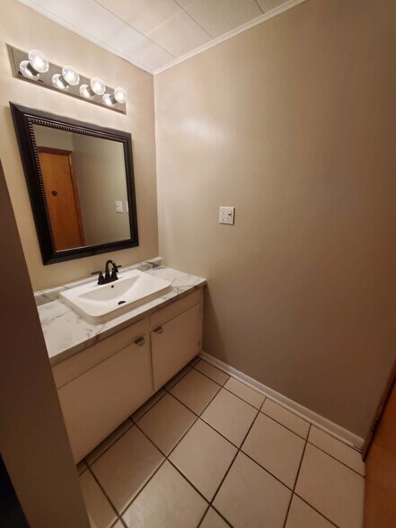 Building Photo - 208 W Candise St