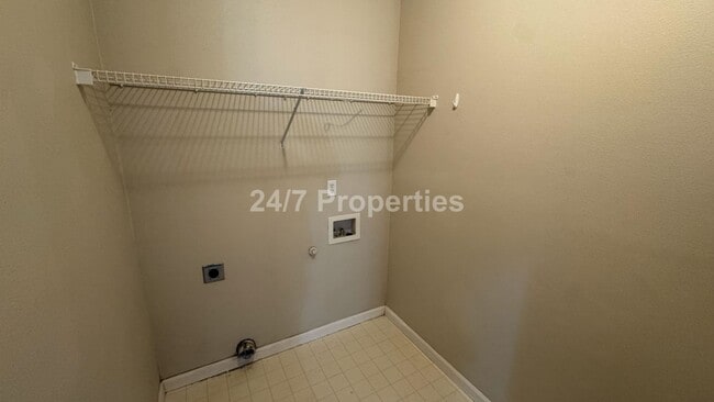 Building Photo - Inviting 3 BD I 2 BA Home - West Linn