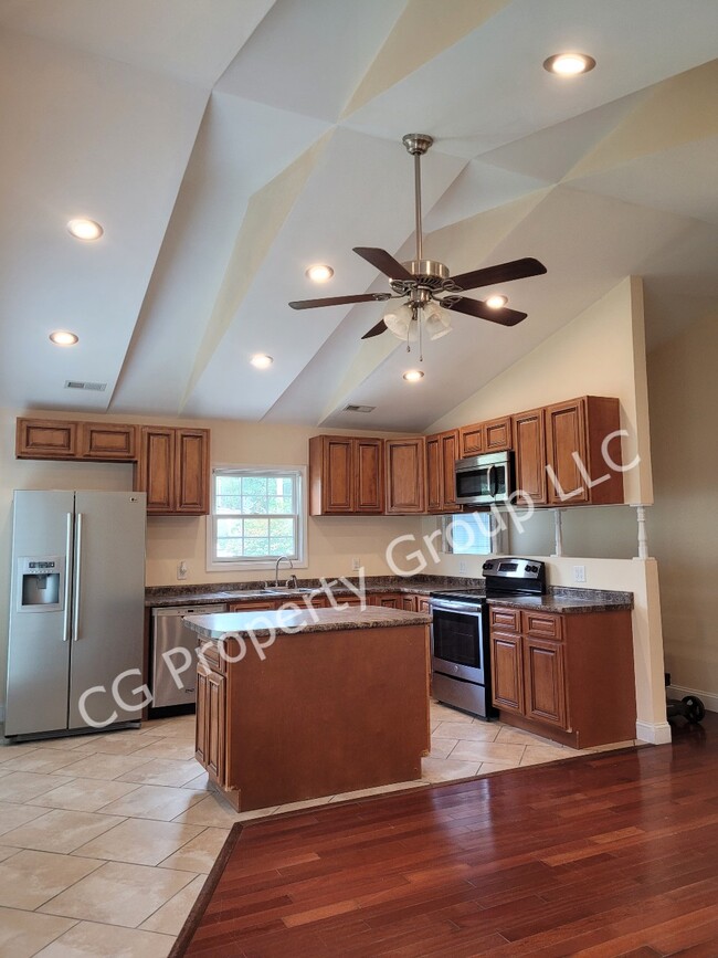 Building Photo - 1417 S Eastman Rd