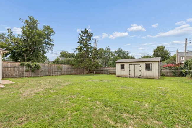 Building Photo - 1108 Larchmont Ln