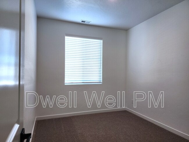 Building Photo - 350 N Lagrasse Ln