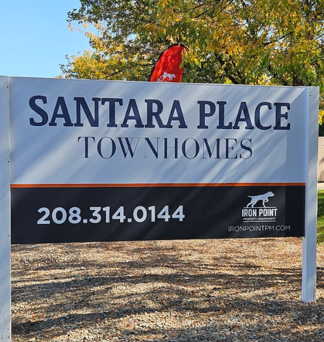 Building Photo - Centrally located 3bed/2.5bath townhome w/...