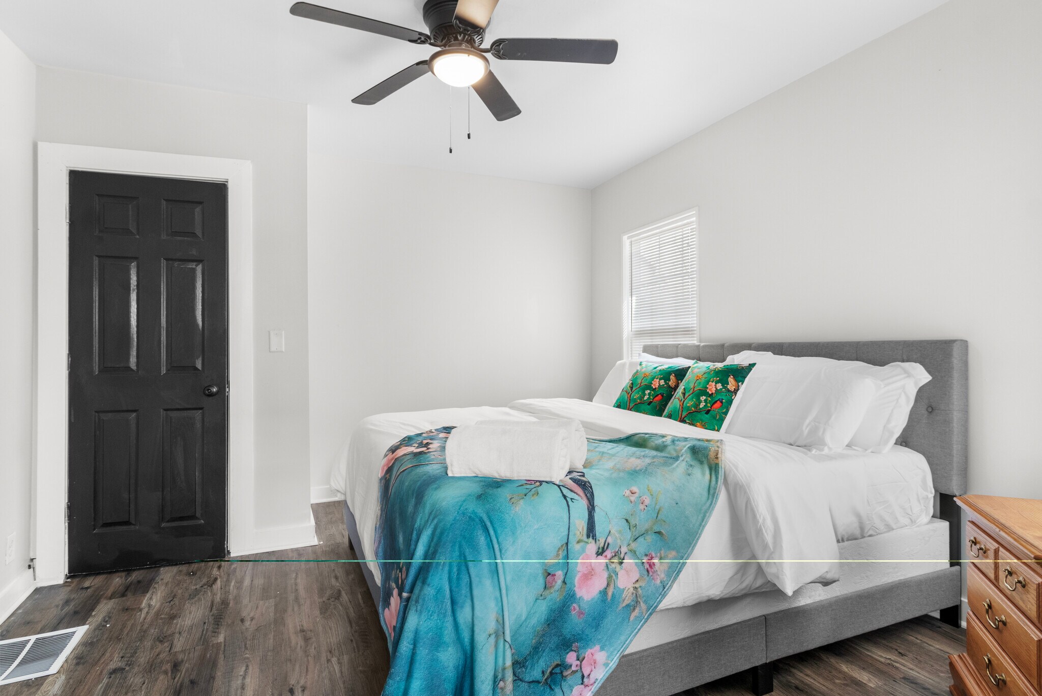 Building Photo - 3310 E 9th St