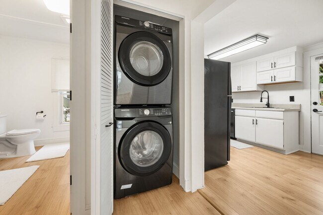 Building Photo - 3be/2ba Premium House Round the Corner fro...
