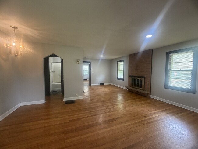 Building Photo - 515 W Southside Blvd