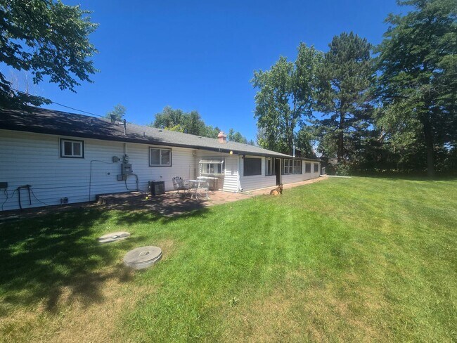 Building Photo - Rural 3 Bedroom Home in Fort Collins with Attached Garage and HUGE Yard Now Available! NO HOA!