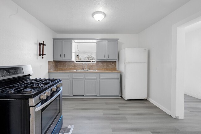 Building Photo - 214 N Hagerman St