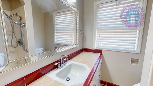 Building Photo - North Portland Living at Its Best | 2 Bed, 1 Bath!