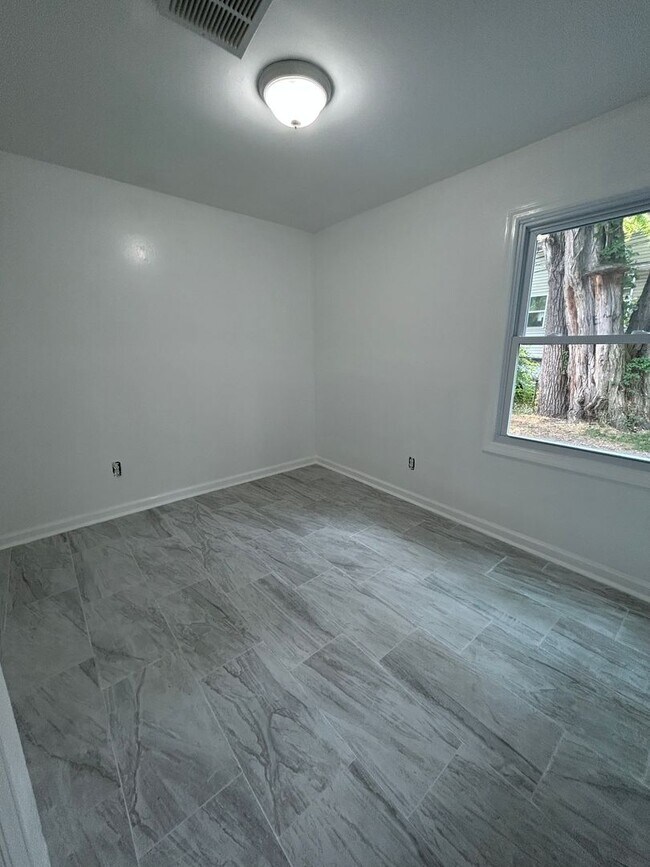 Building Photo - 1139 Sewall Ave