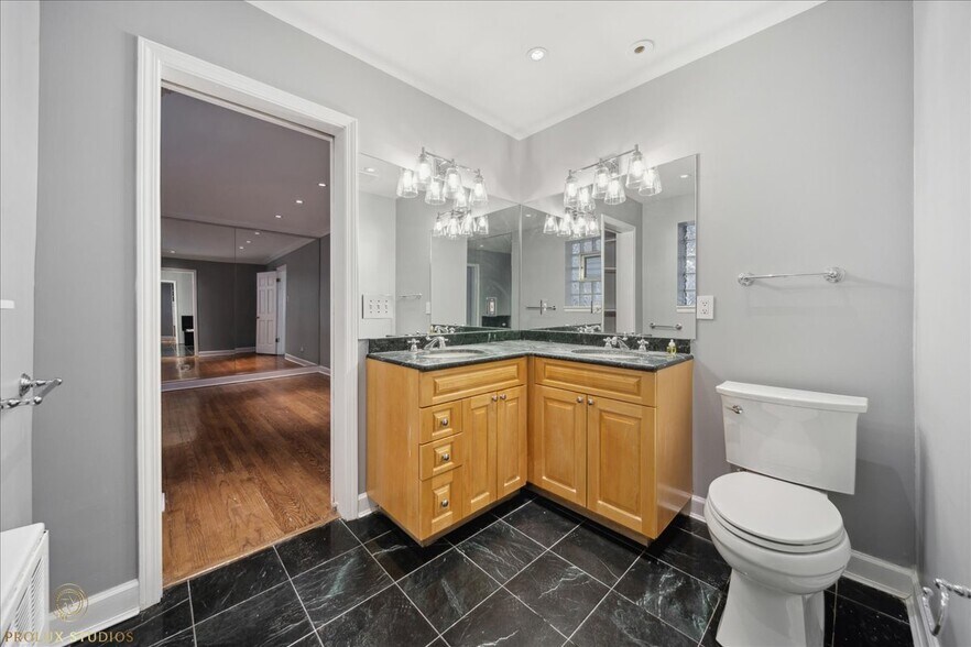 Master Bath - 1433 N Dearborn St