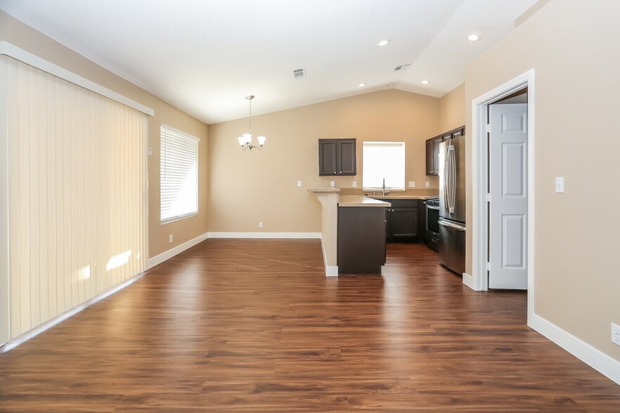 Building Photo - 925 Sunnyfield Way