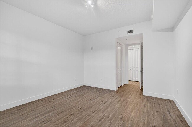 Building Photo - 225 S Latitude Cir