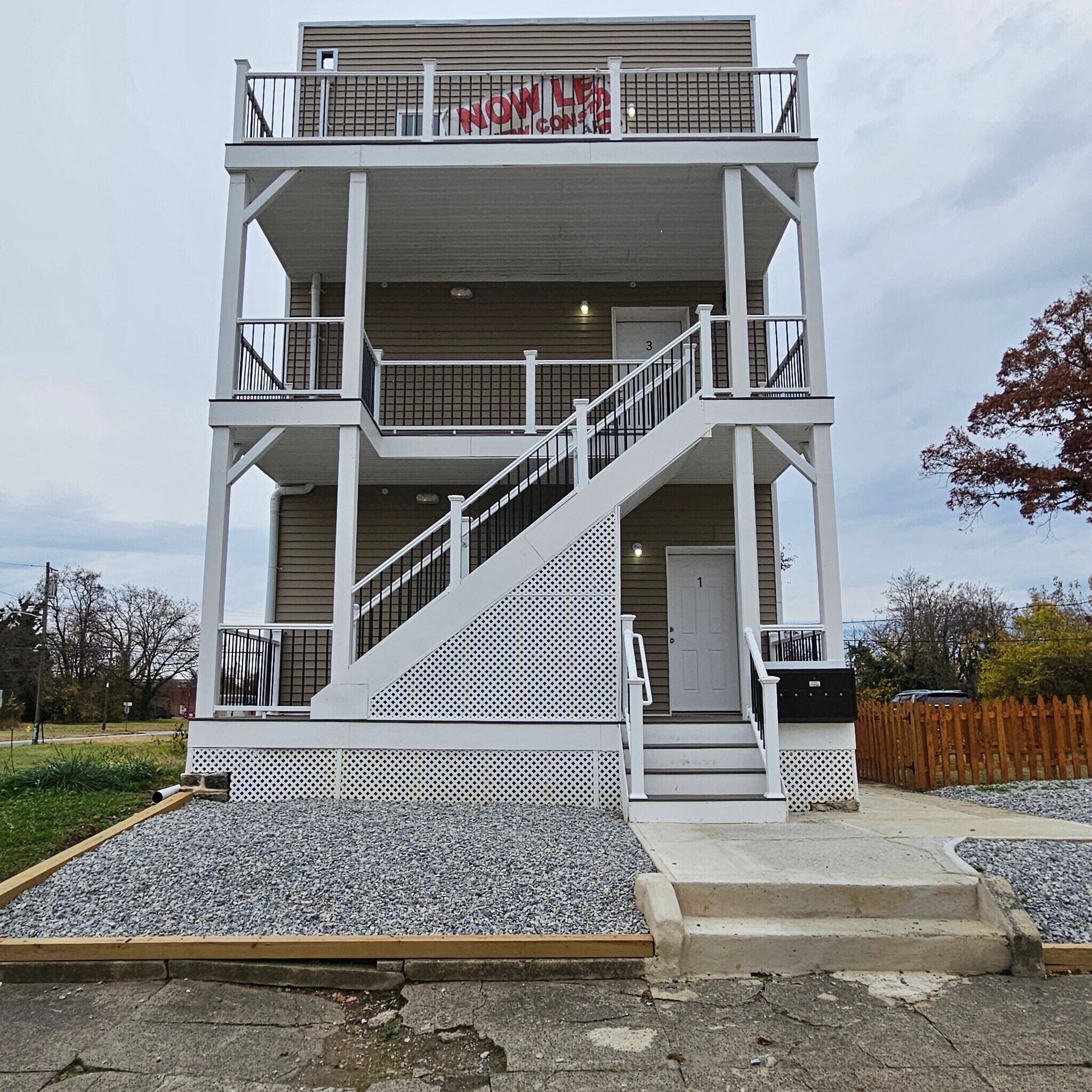 Building Photo - 429 E 9th St