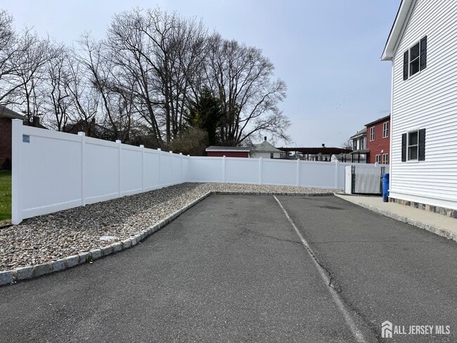 Building Photo - 16 E Kupsch St