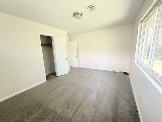 Building Photo - Cozy 3 bedrooms with charming kitchen upda...