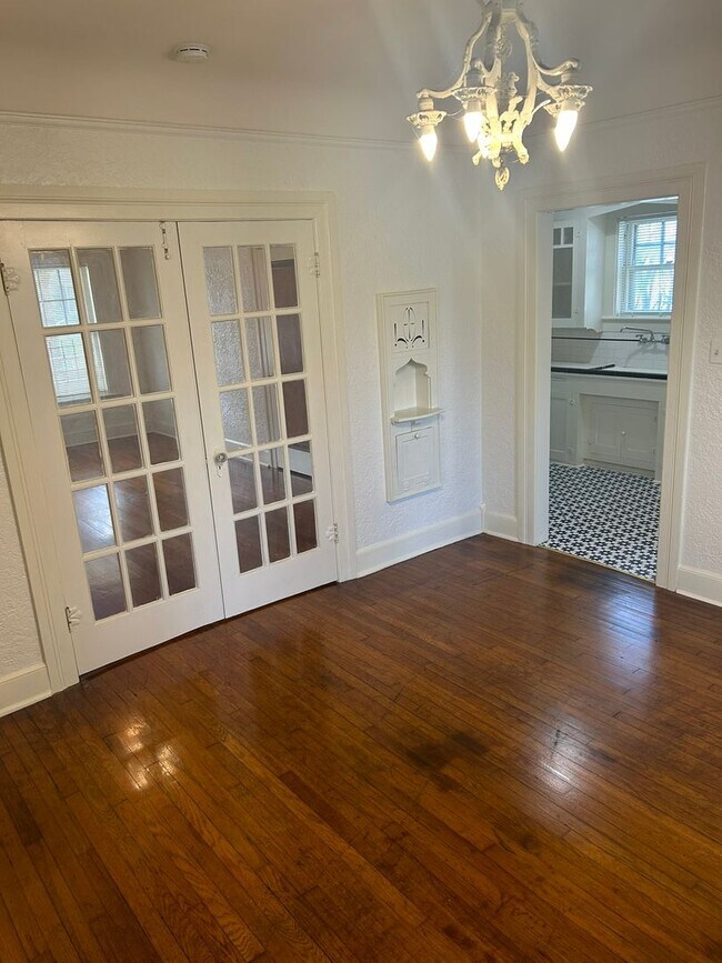 Building Photo - 1037 W Magnolia Ave