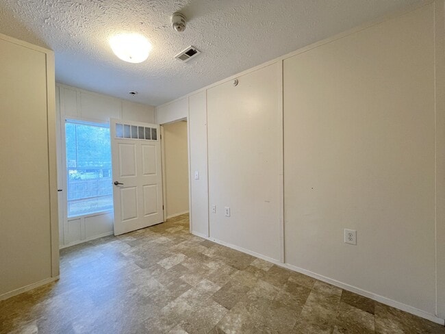 Building Photo - **Newly Remodeled spacious 2 bd. 2 bath Mo...