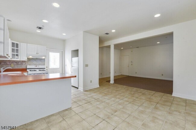 Building Photo - 55 S Fullerton Ave
