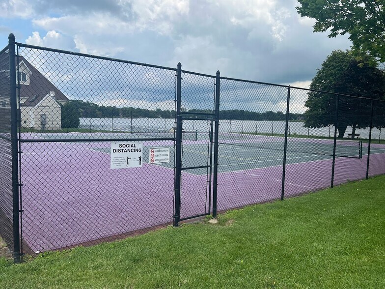 Candlewick Tennis Courts - 118 Chanticleer Ln NE