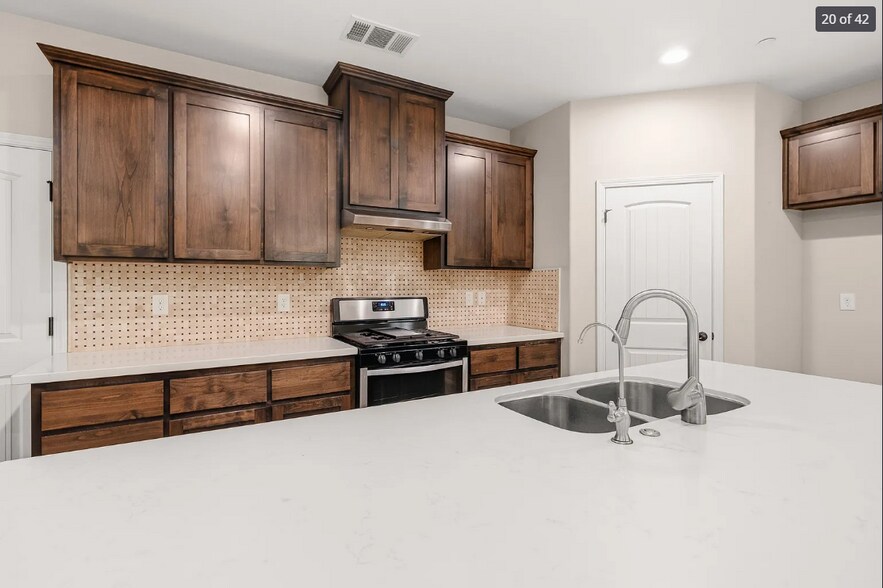 Building Photo - 7303 Whiskey Creek Dr