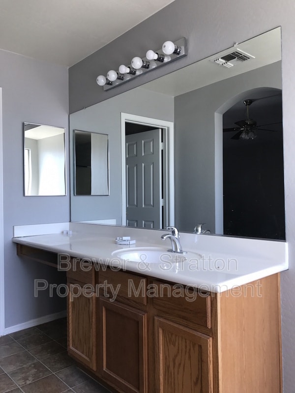 Building Photo - 4610 N 124th Ave