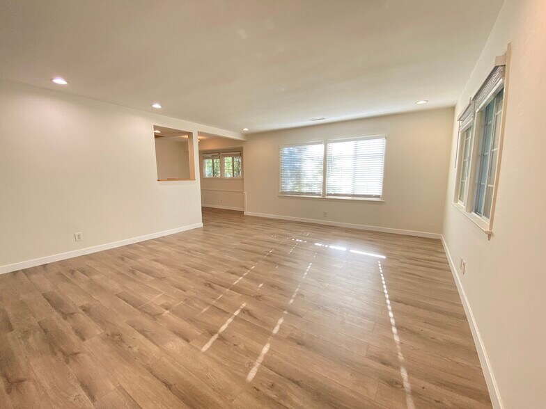 Building Photo - 5460 Kester Ave