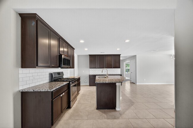 Building Photo - 718 Harvest Bluff Dr