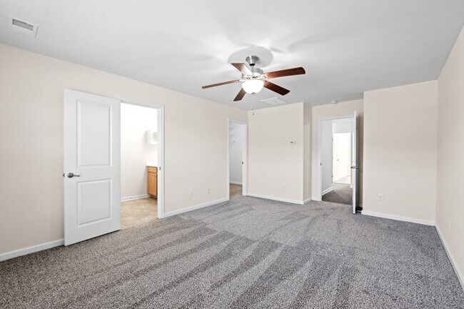 Building Photo - Beautiful 3 BR, 2.5 BA Townhome Easy Access to I-85 & I-385