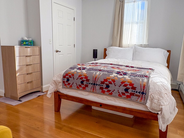 Queen bed - 4 Stickney Ave
