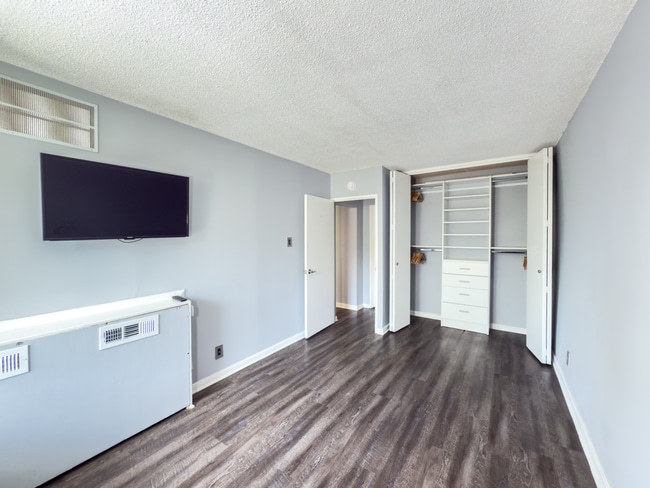 Building Photo - 1BR/1BA Condo with a Private balcony, Upda...