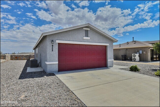 Building Photo - 952 Orangetip Dr