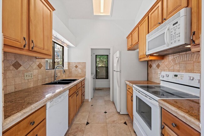 Building Photo - Beautiful 2 Bed, 2 Bath Townhome | Vaulted Ceilings, Private Courtyard & Fireplace
