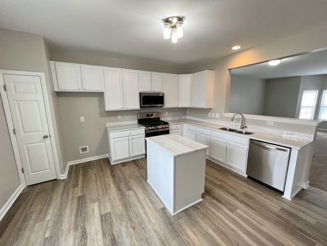 Building Photo - Beautiful Townhouse w/ 1st Floor Bedroom