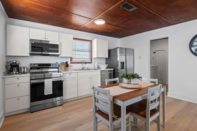 Building Photo - 1308 E 12th St