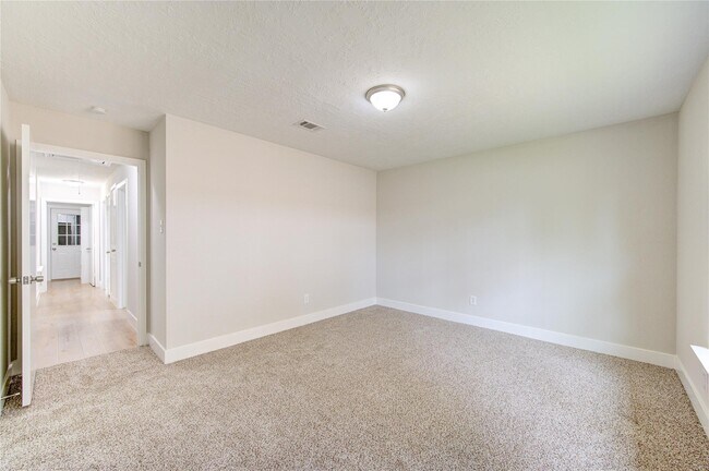 Building Photo - 328 Meadow Wood Ct