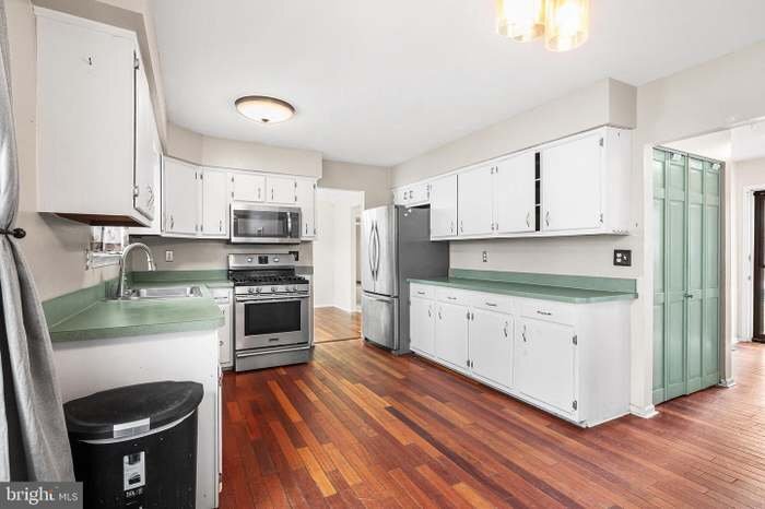 Building Photo - 6 Tiffany Pl