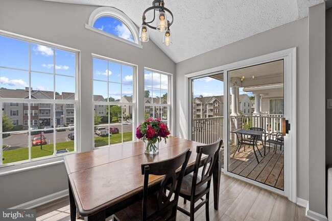 Building Photo - 5601 Avonshire Pl