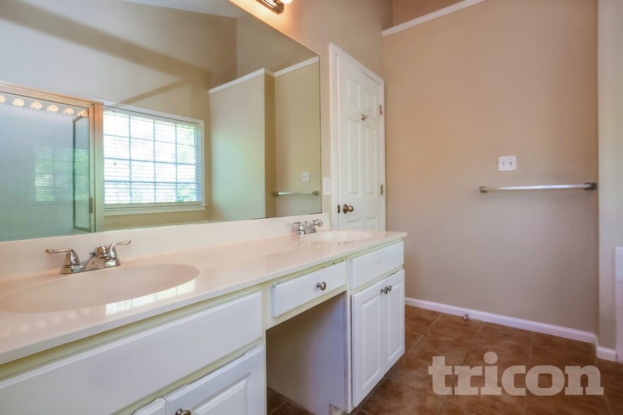 Building Photo - 1013 Chatsworth Ln