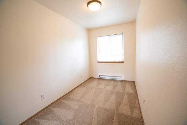 Building Photo - Oversized Townhouse in Prime Location!