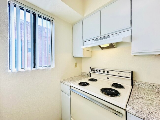 Building Photo - Spacious 1 Bedroom in Gated Community, Off...
