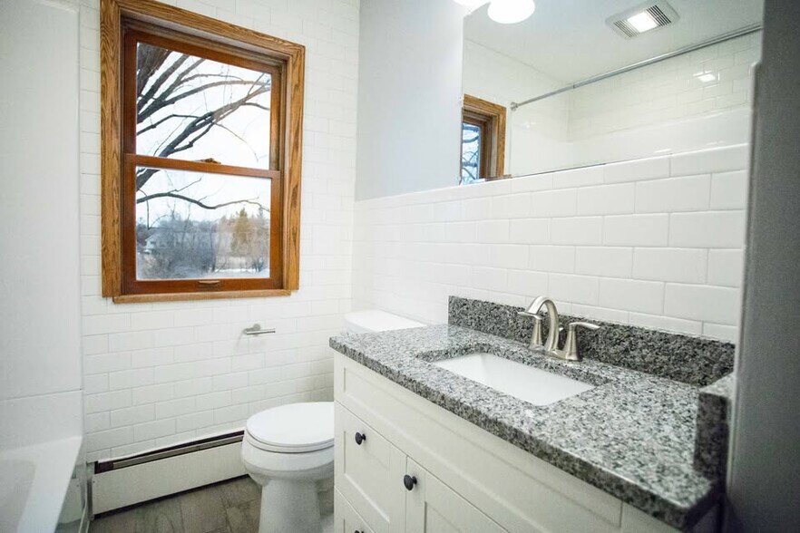 Building Photo - 2473 Lake Ave