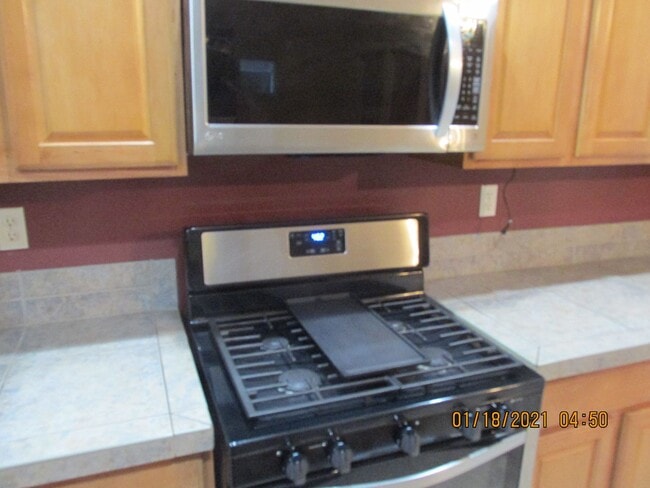Building Photo - 4 Br 2.5 bth Plus Loft!  Large Rooms, 2 ca...