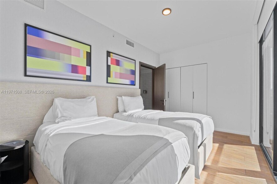 Building Photo - 398 NE 5th St