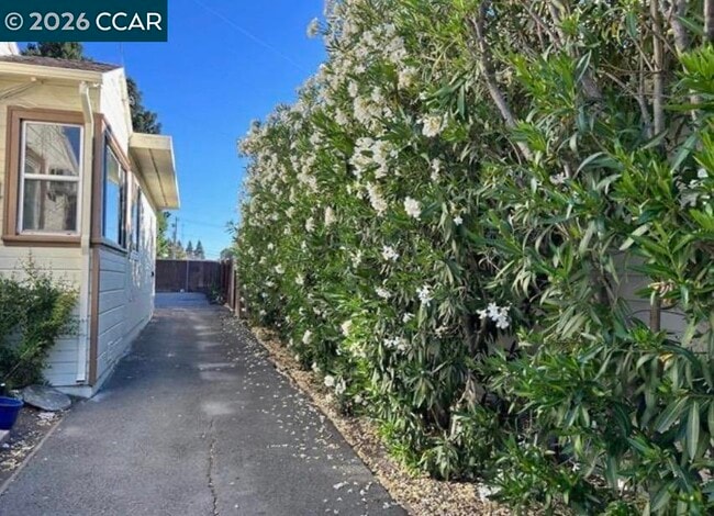 Building Photo - 1924 Almond Ave