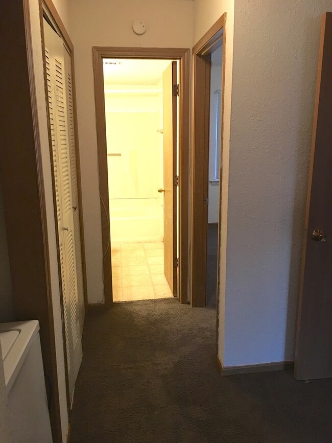 Building Photo - 2 Bedroom Top Floor Apartment - Close to I-70