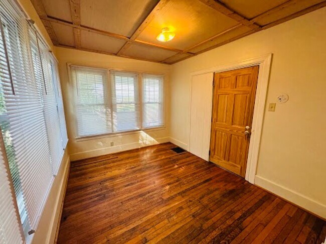 Building Photo - 4 Bedroom/ 1 Bathroom House - Great View (...